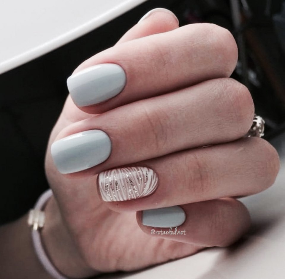 Голубой пастельный маникюр на короткие ногти