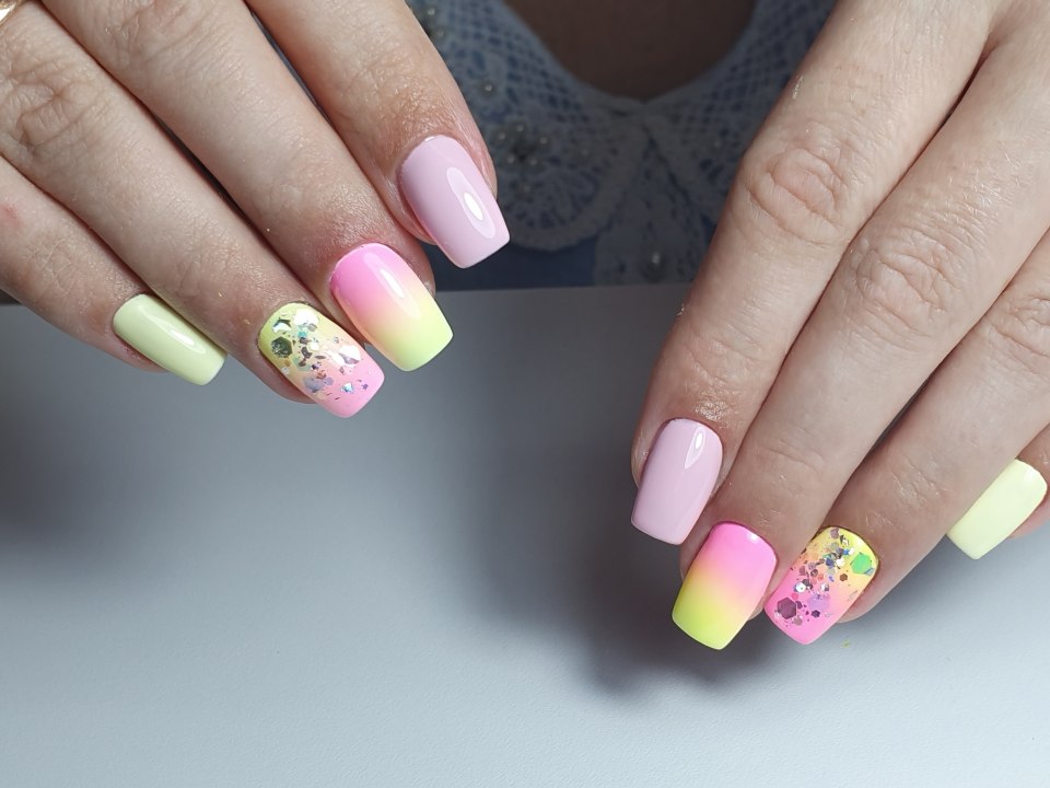 Летний разноцветный маникюр 2021
