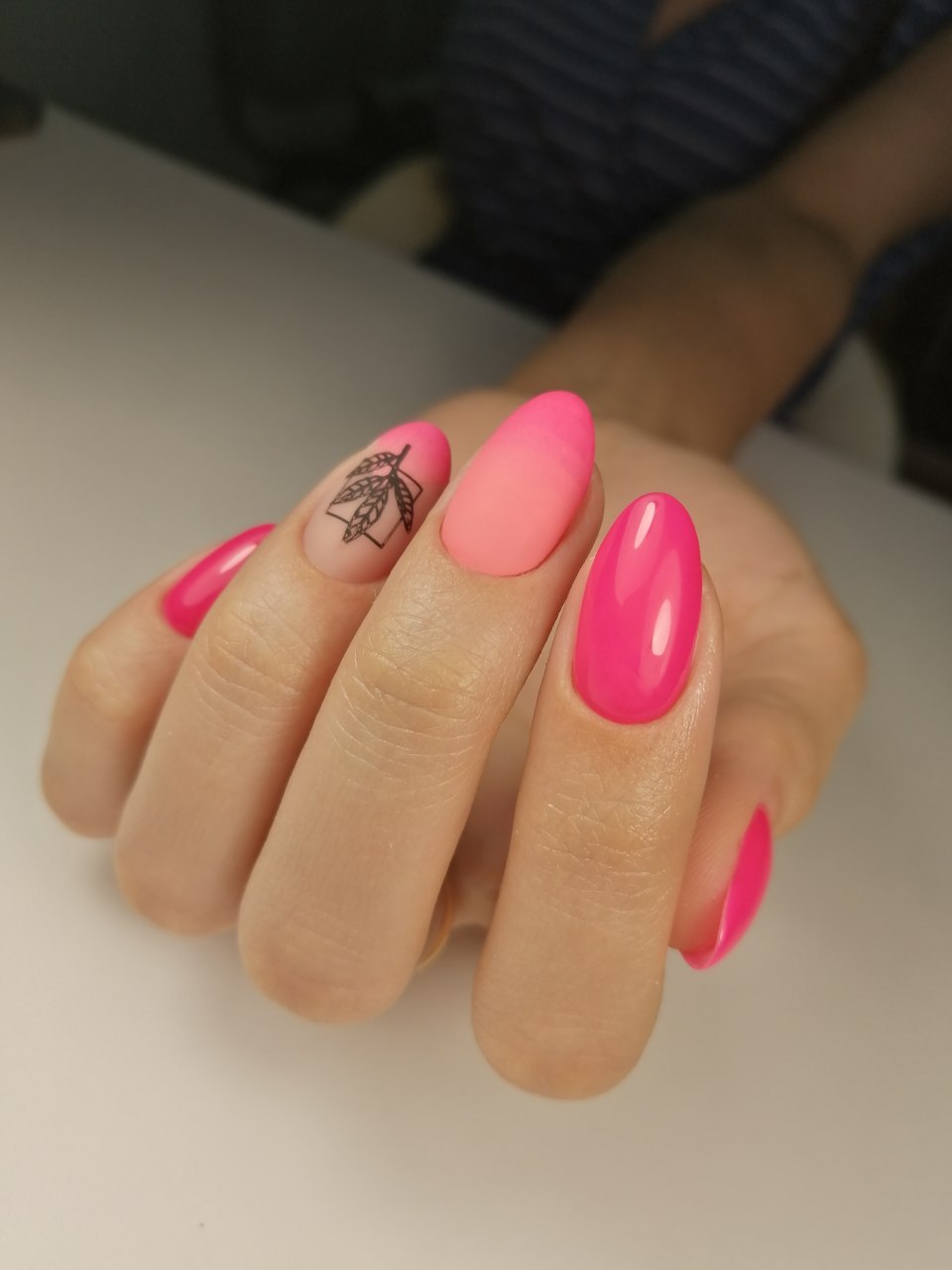 Маникюр розовый офисный