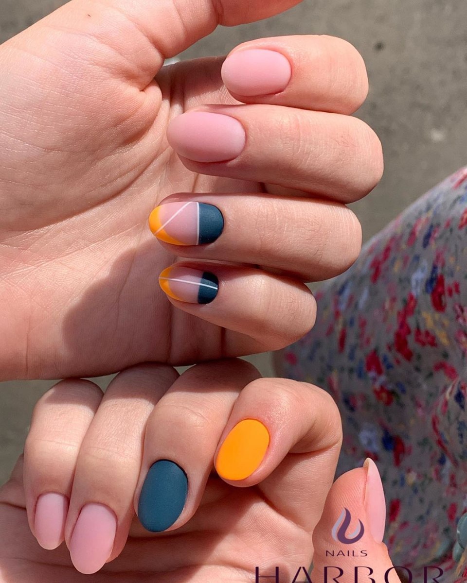 Яркий маникюр для офиса