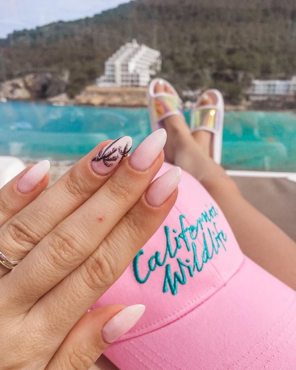 Маникюр на море