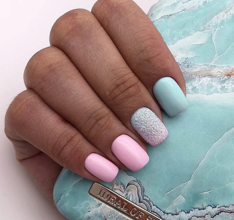 Маникюр голубой с розовый нежный