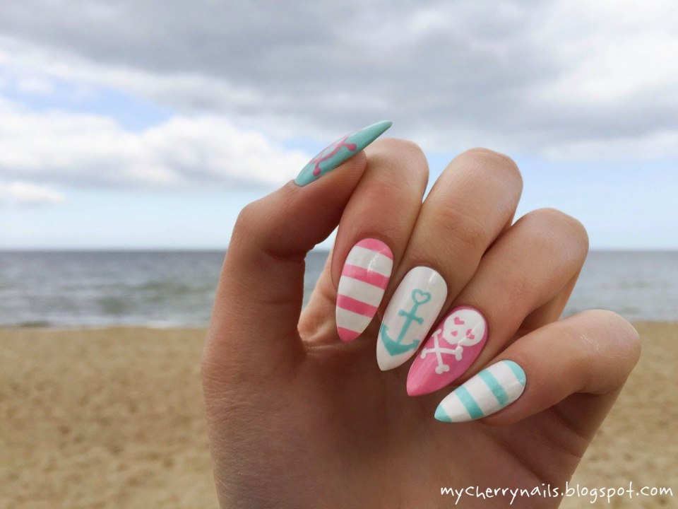 Яркий маникюр на море