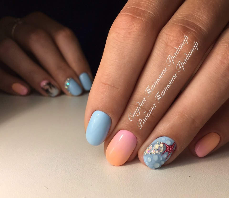 Маникюр на короткие ногти лето море