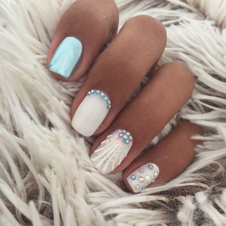 Маникюр на море