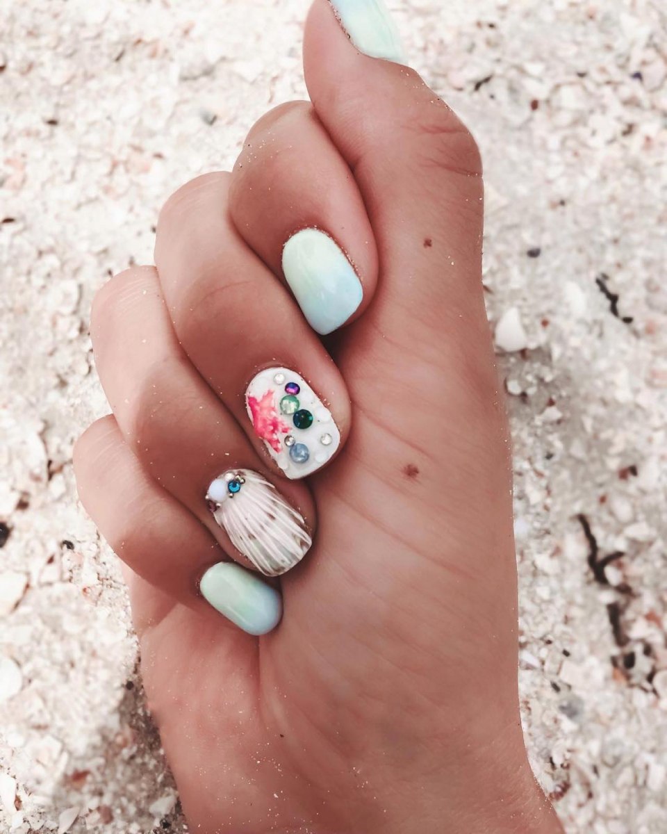 Стильный маникюр на море