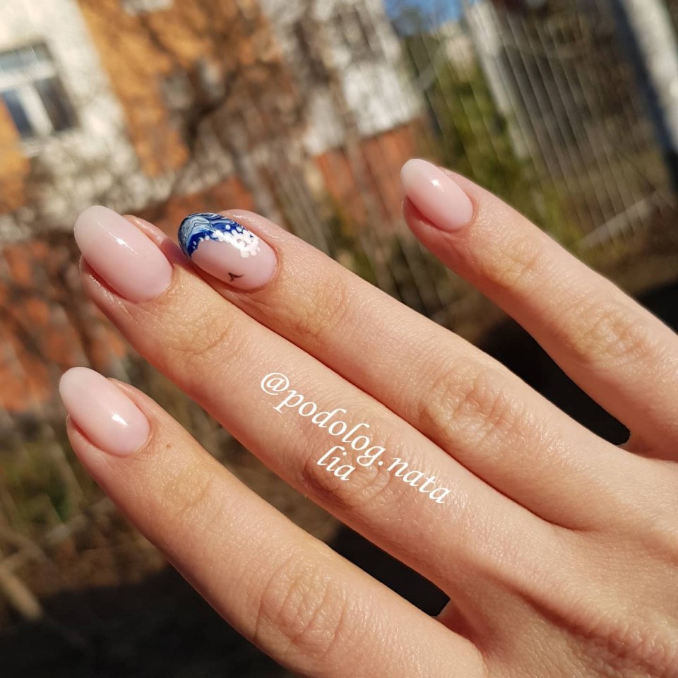 Маникюр на море нюд