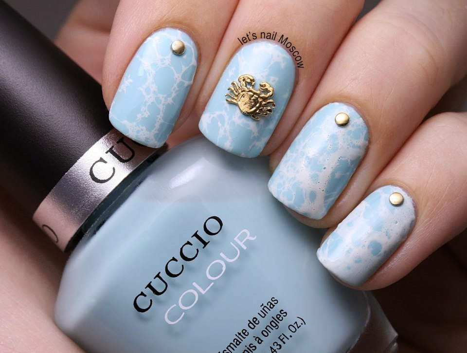 Маникюр небесно голубой с золотом