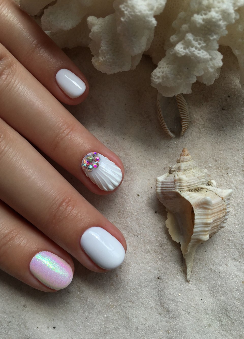 Маникюр на море