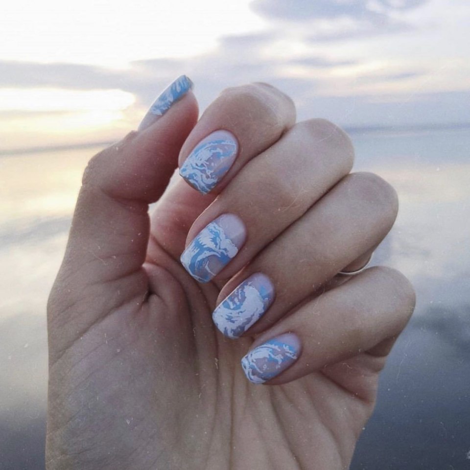 Маникюр в морском стиле нежный