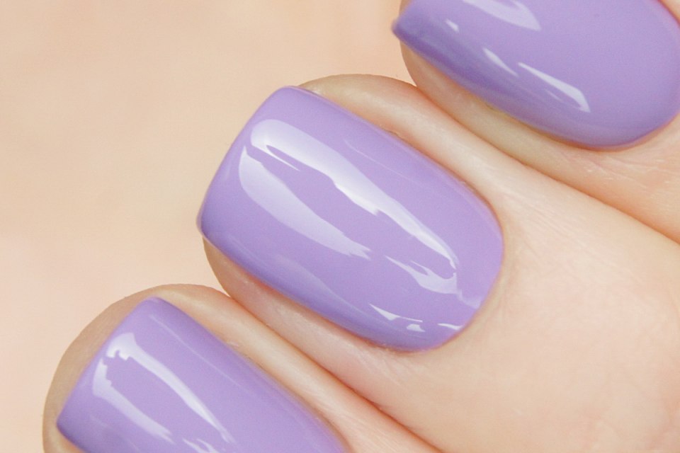Фиолетовый лак для ногтей