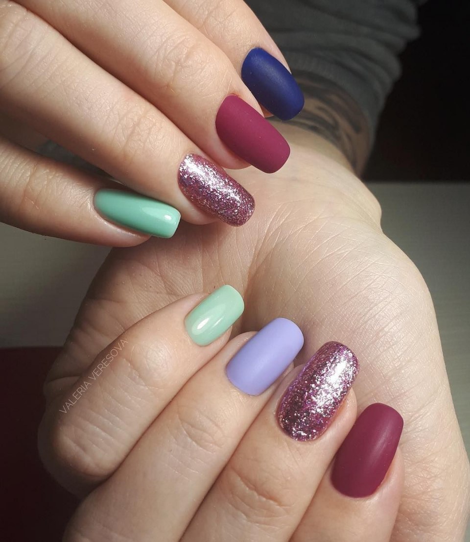 Ногти разного цвета