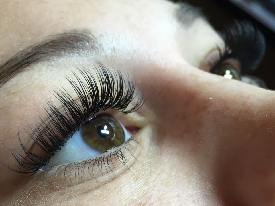 Длинные нарощенные ресницы