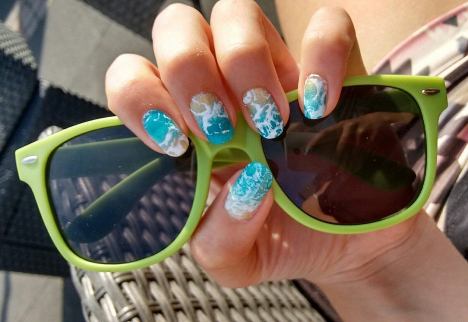 Пляжный маникюр с ракушкой