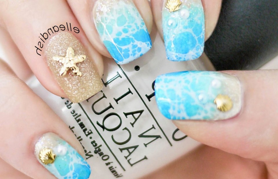 Белый маникюр на море