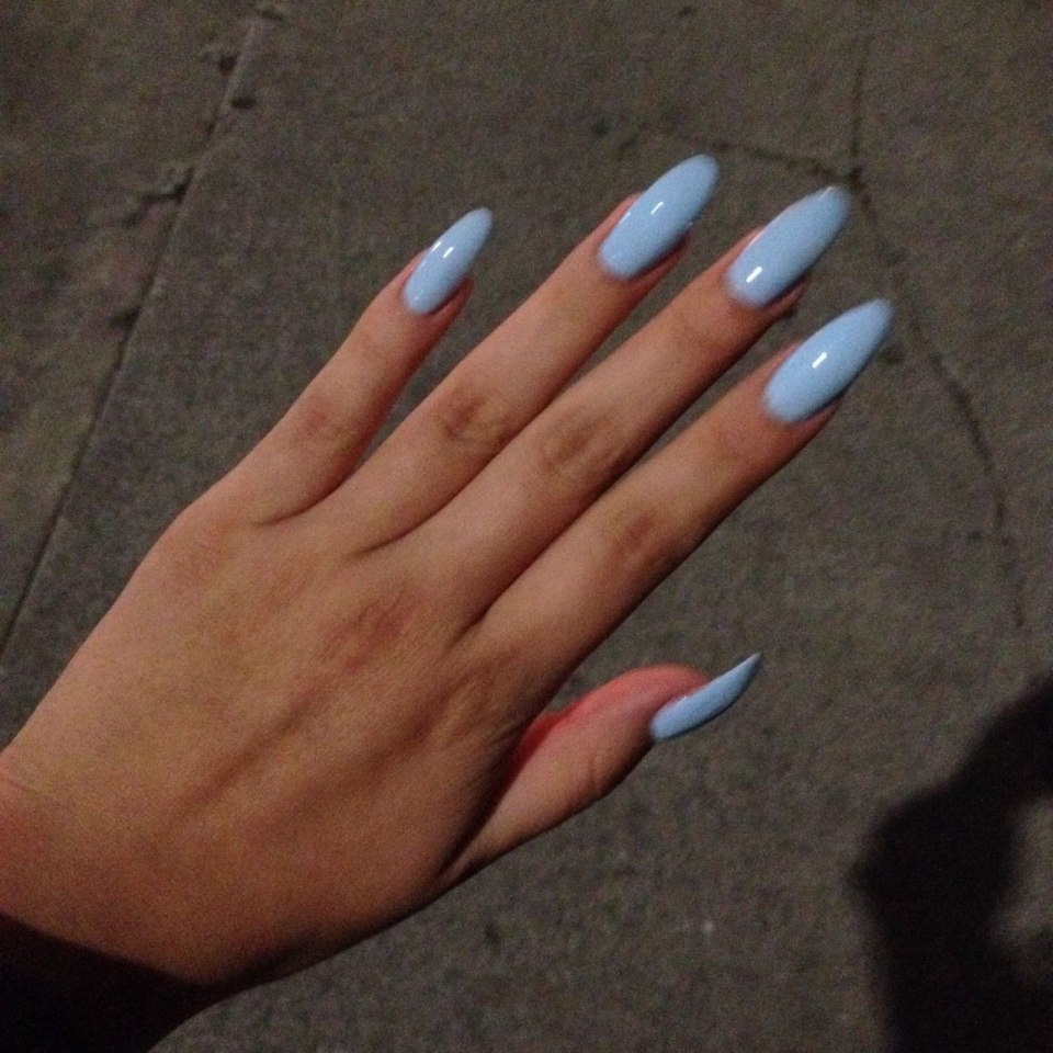 Голубой маникюр на острые ногти