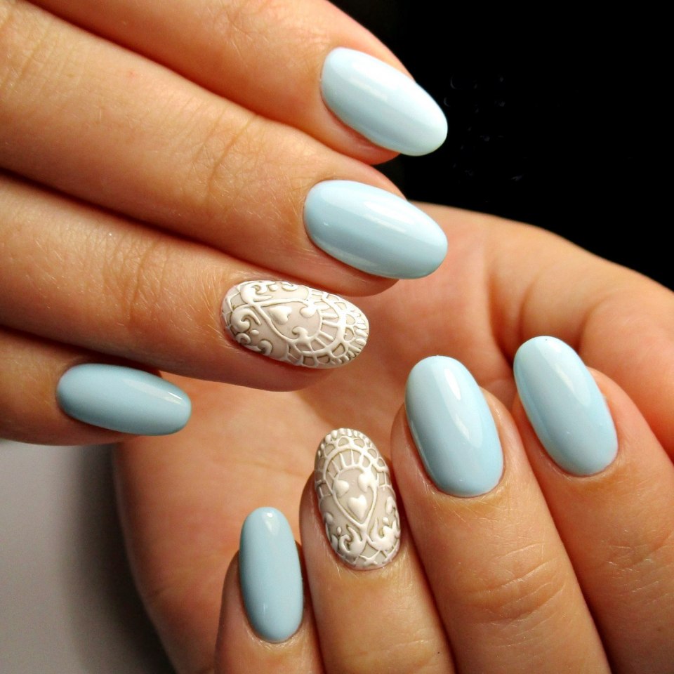 Бледно голубой маникюр