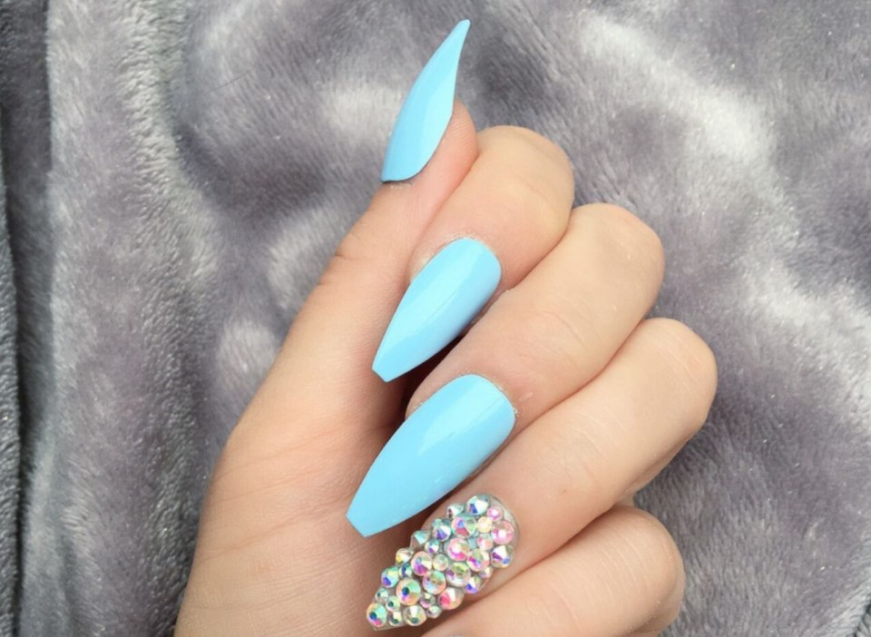 Голубые острые ногти