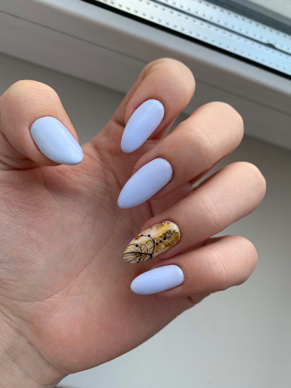 Красивые голубые ногти