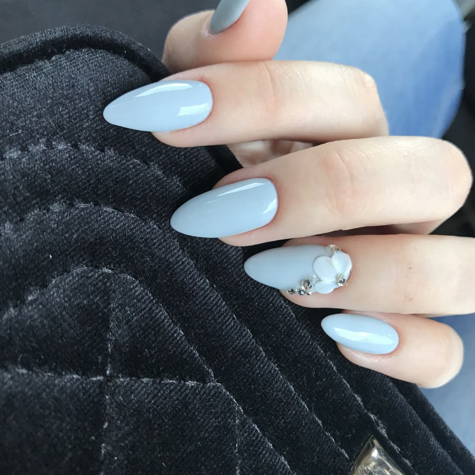 Голубой маникюр миндаль