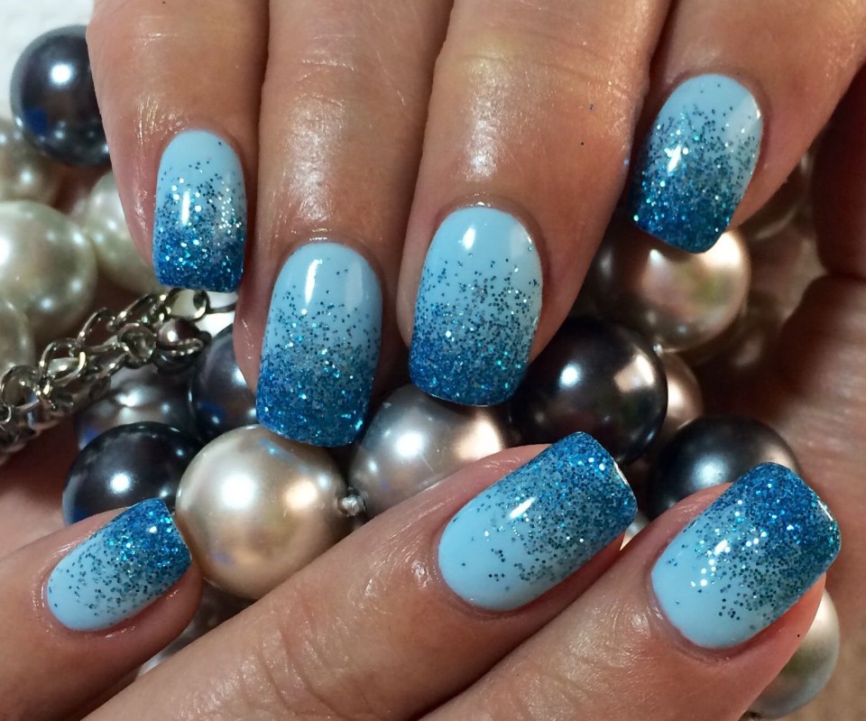 Голубые ногти с блест ами