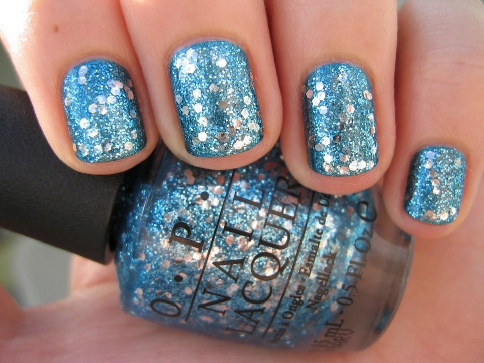 Голубой маникюр с блестками
