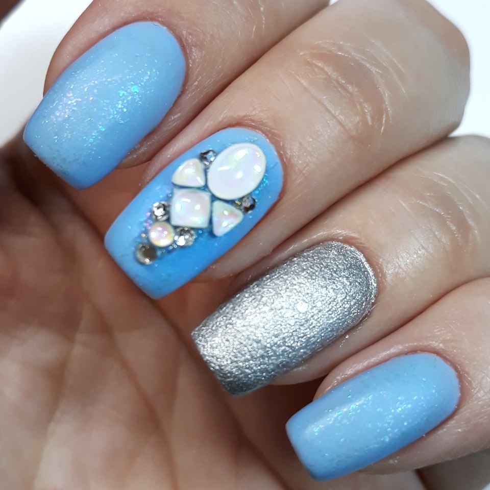 Маникюр голубой с серебром