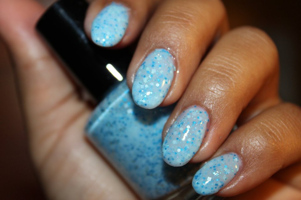 Голубой маникюр с блестками