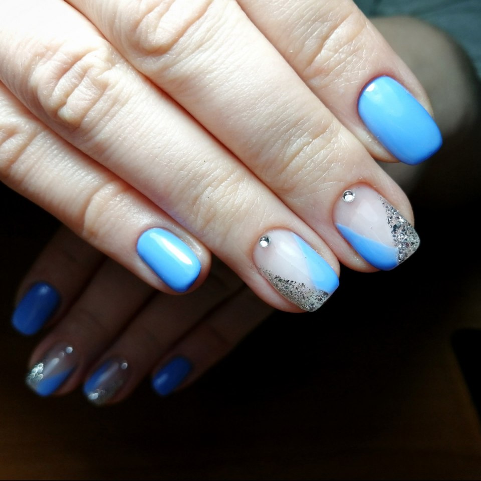 Нежно голубой маникюр со стразами