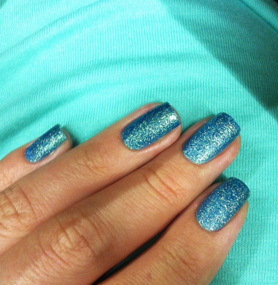 Голубой маникюр с блестками