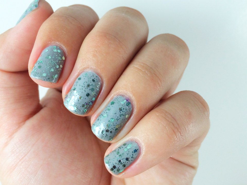 Нежно голубой маникюр с блестками
