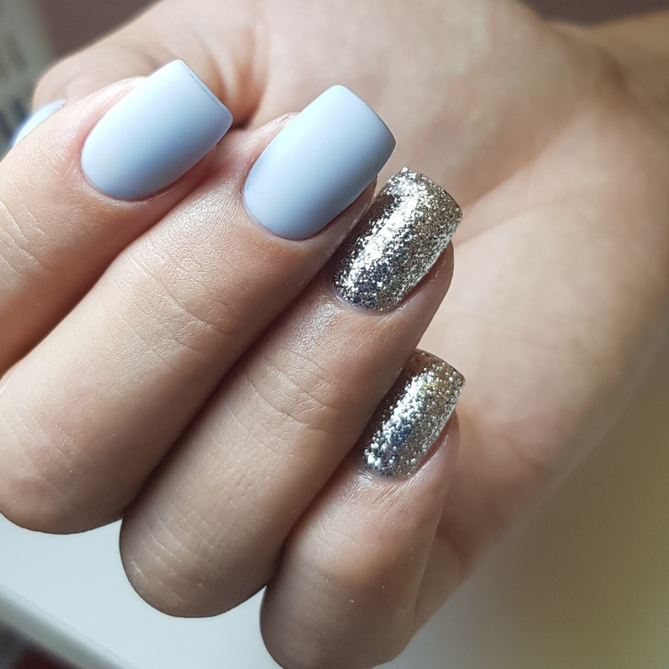 Голубые ногти со снежинками
