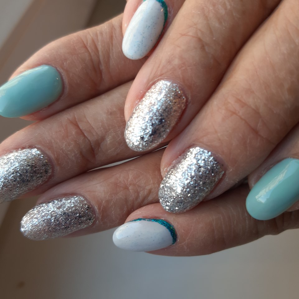 Маникюр голубой с серебром