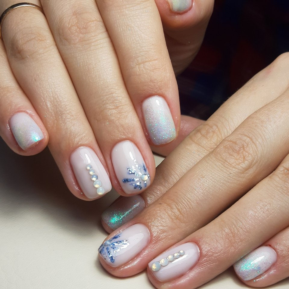 Маникюр розово голубой с блестками
