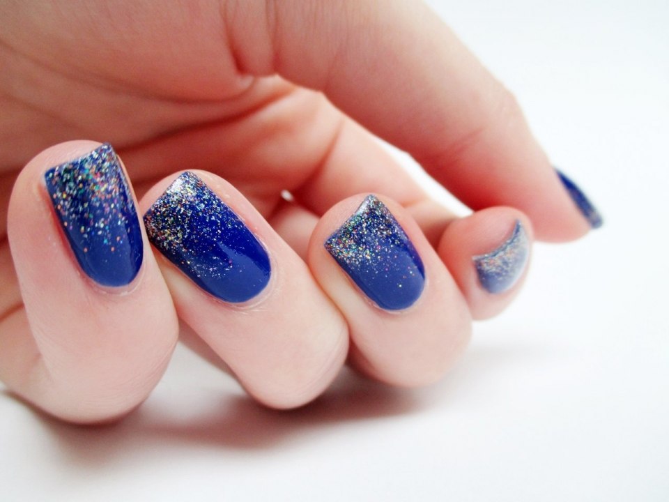 Маникюр голубой с синими блестками