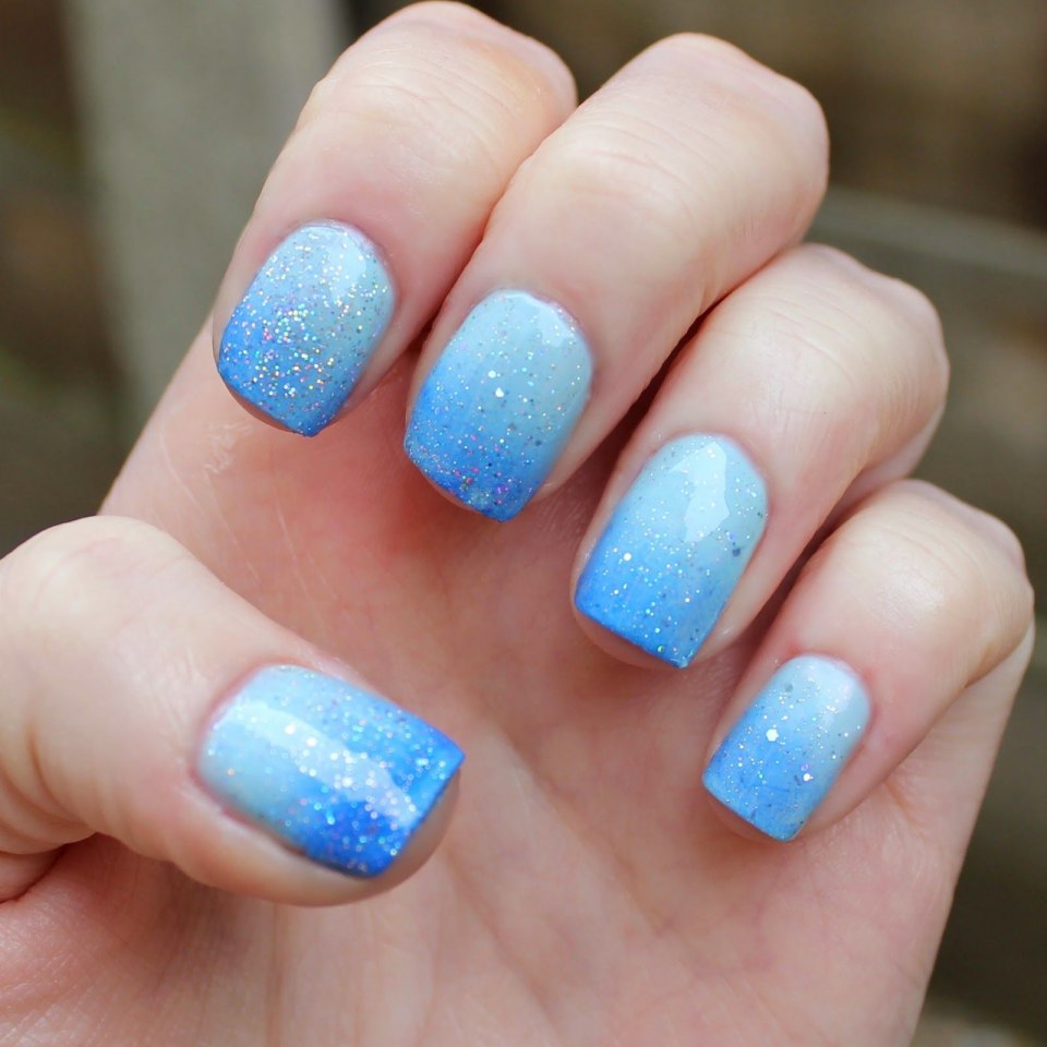 Маникюр голубого цвета с блестками