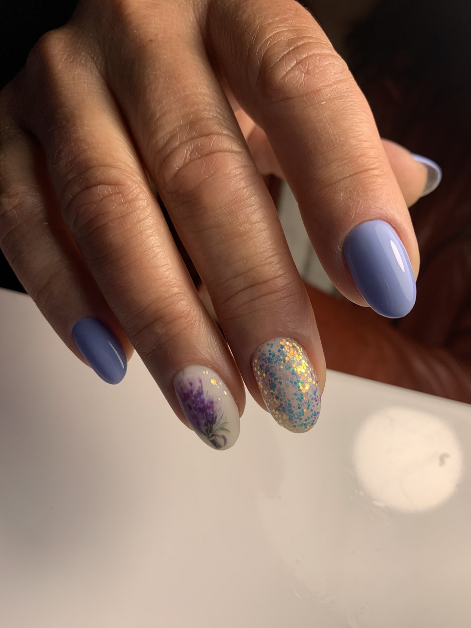 Прозрачно голубой маникюр