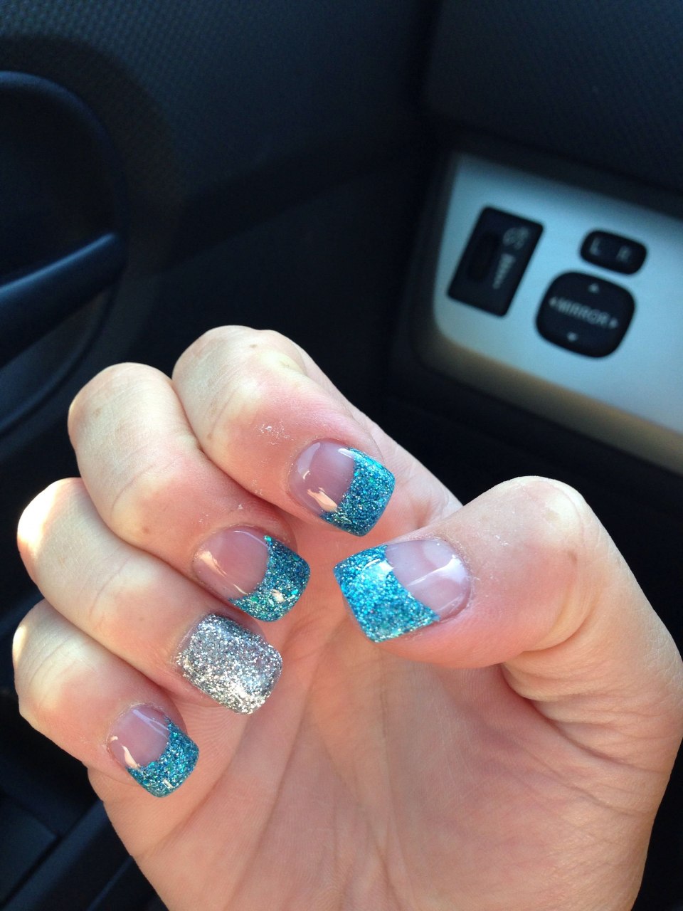 Маникюр на короткие ногти голубого цвета
