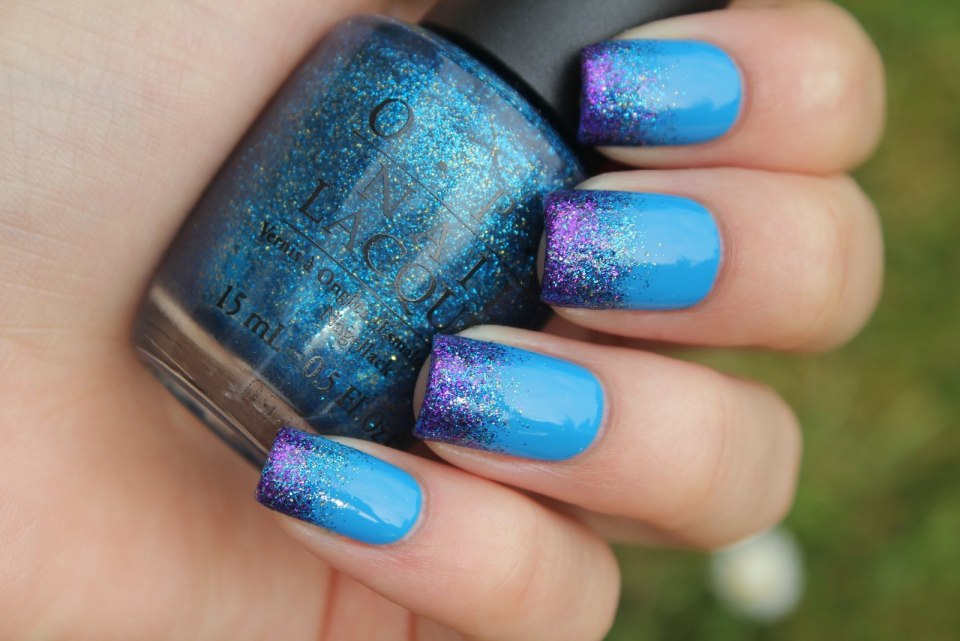 Полупрозрачные голубые ногти