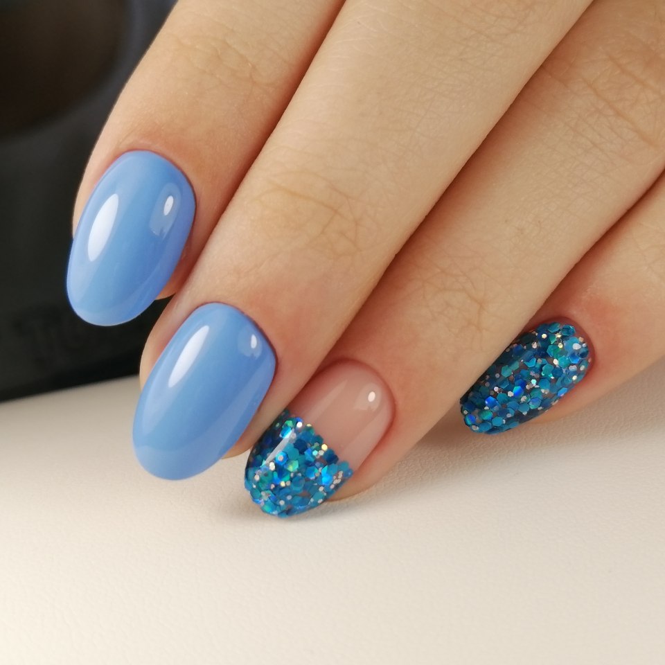 Бирюзовые ногти с блестками