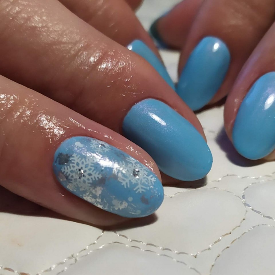 Голубые ногти со снежинками