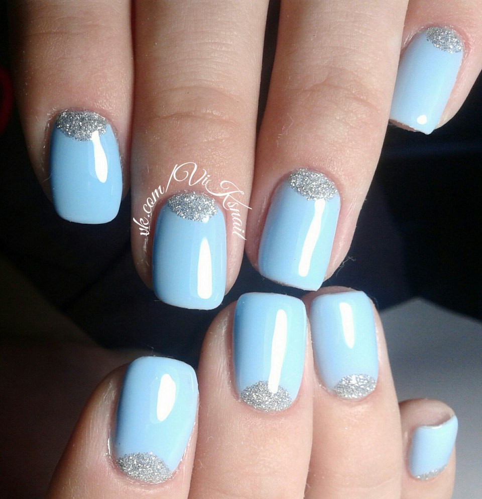 Голубой лак с блестками