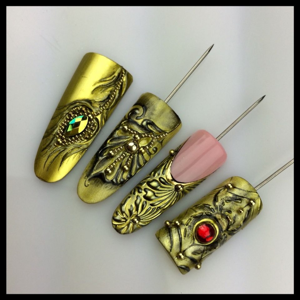 Чеканка золотом на ногтях