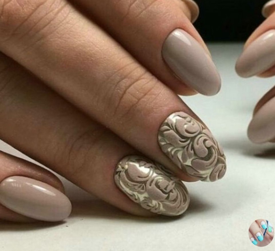 Маникюр со стемпингом и стразами