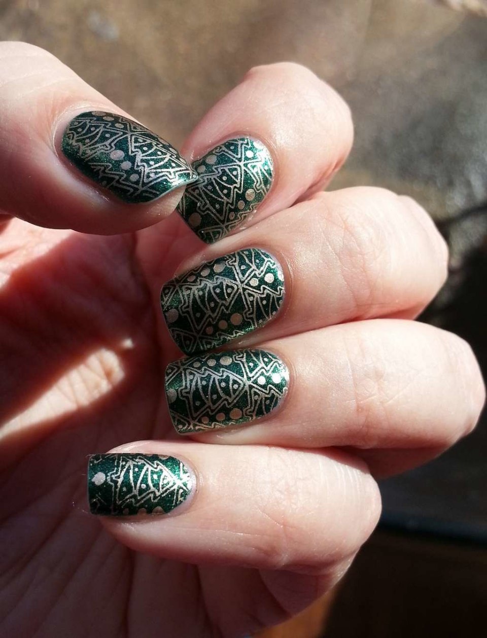 Красный маникюр с золотом модные тенденции