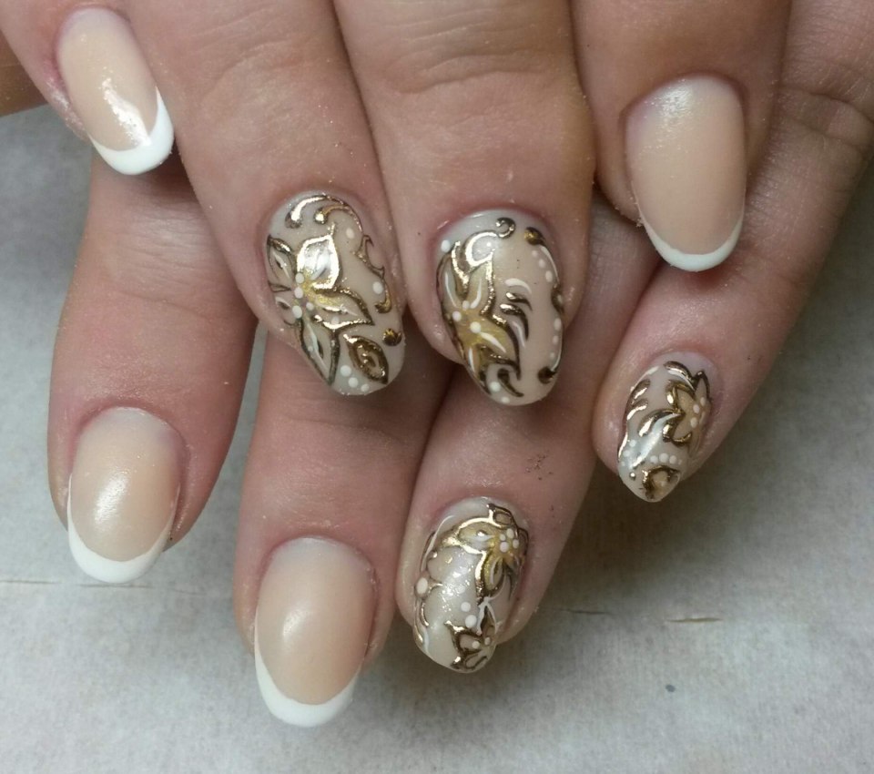 Золотая поталь на ногтях