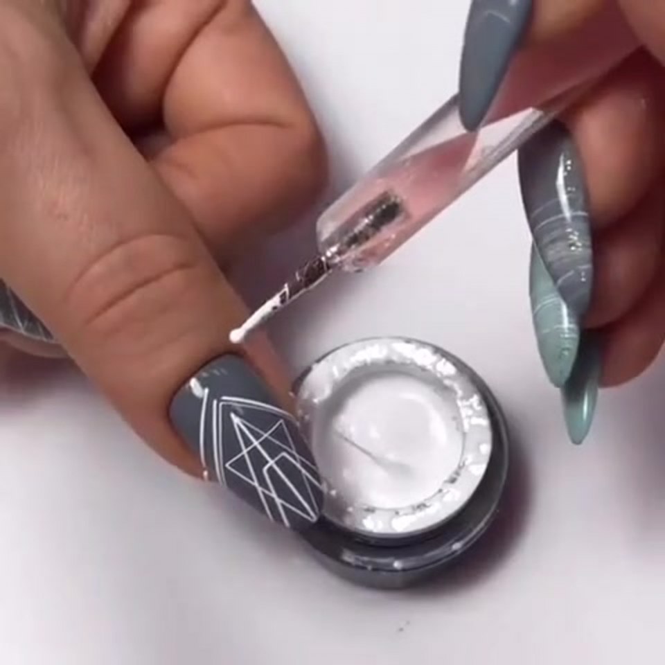 Маникюр белый с золотым узором