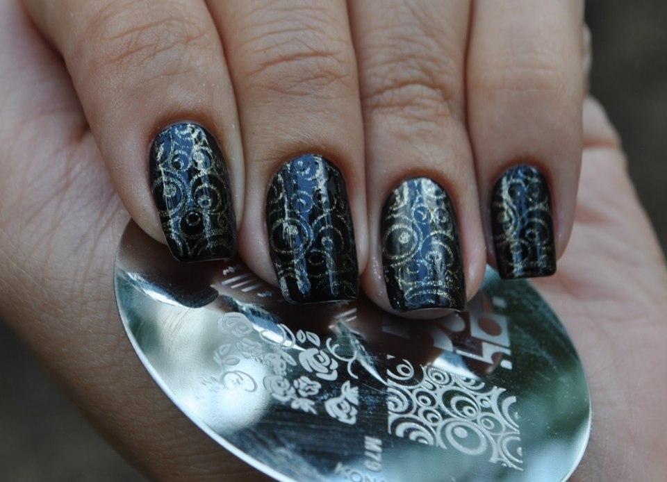 Маникюр с золотыми узорами