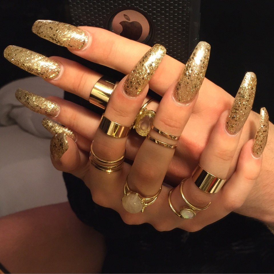 Длинные золотые ногти