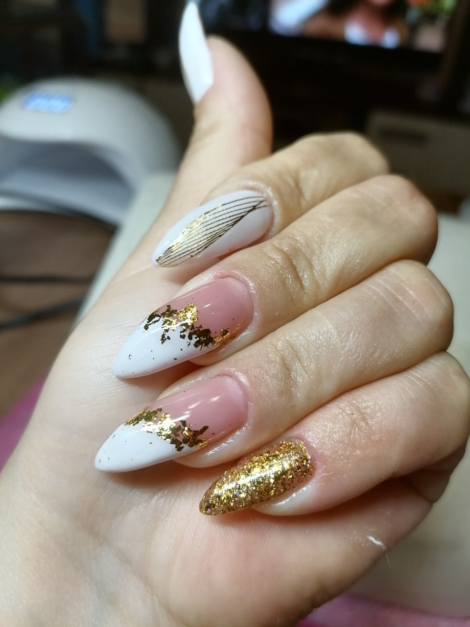 Белый маникюр с фольгой